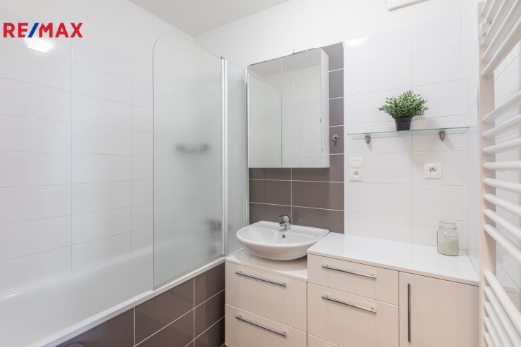 Pronájem slunného bytu 3+kk, 65m2 s garáží a balkonem 10m2
