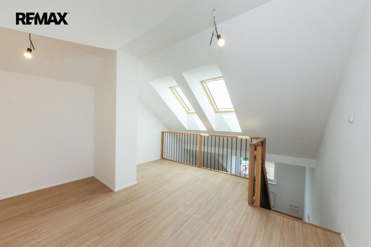 Mezonet 2+kk/sklep 45,9 m² OV cihla výtah západ výhled Jeseniova metro A Želivského 5 min