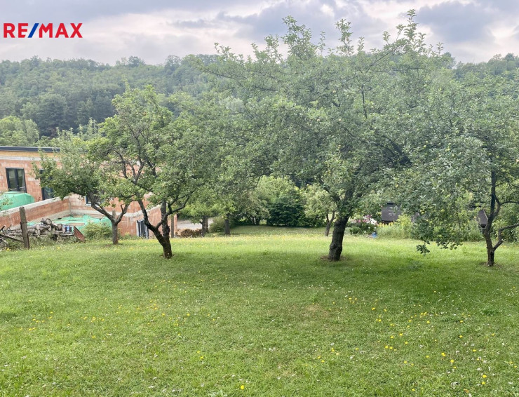 Prodej pozemku 745 m2, Praha 5 - Lochkov