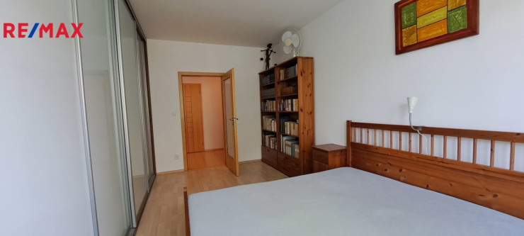 Pronájem prostorného bytu 3+kk s balkonem a garážovým stáním, Praha 6 - Liboc
