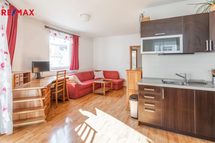 Pěkný světlý byt 2+kk s rohovým zastřešeným balkonem