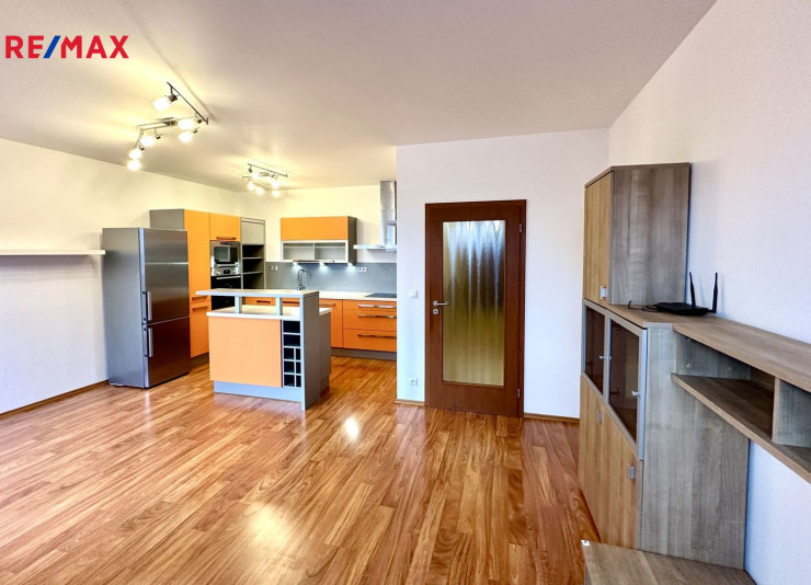 Prodej bytu 3+kk s lodžií, sklepem a garážovým stáním, Praha 10