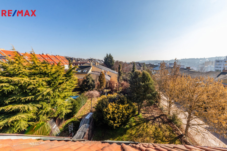 Rohový řadový RD 229 m² 2x lodžie garáž zahrada 311 m² původní stav Součkova Řepy