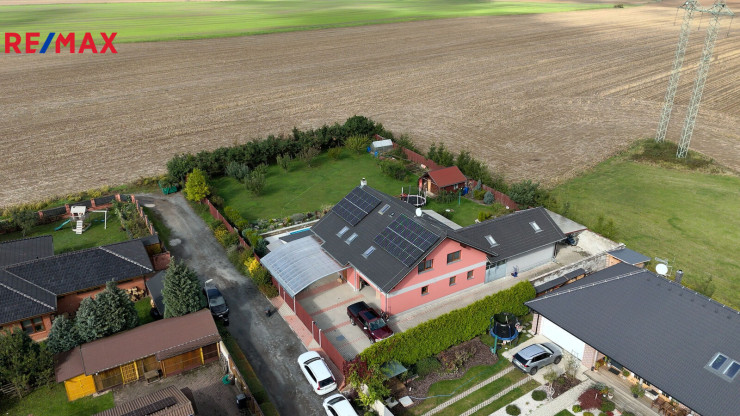 Poctivě postavený dům s velkou dílnou, obrovským pozemkem, tepelným čerpadlem a fotovoltaikou