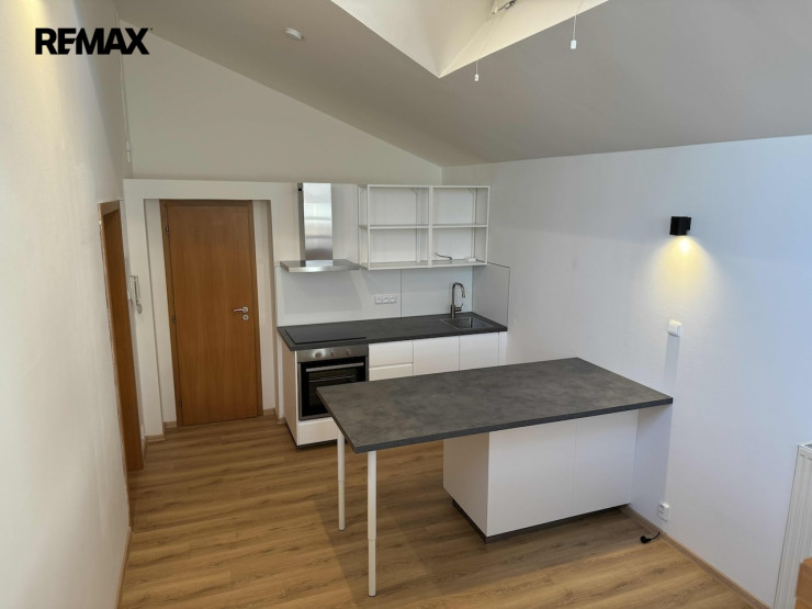 Pronájem bytu 1+kk, 46 m² s terasou a přístupem na zahradu – klidné bydlení se soukromím, Praha
