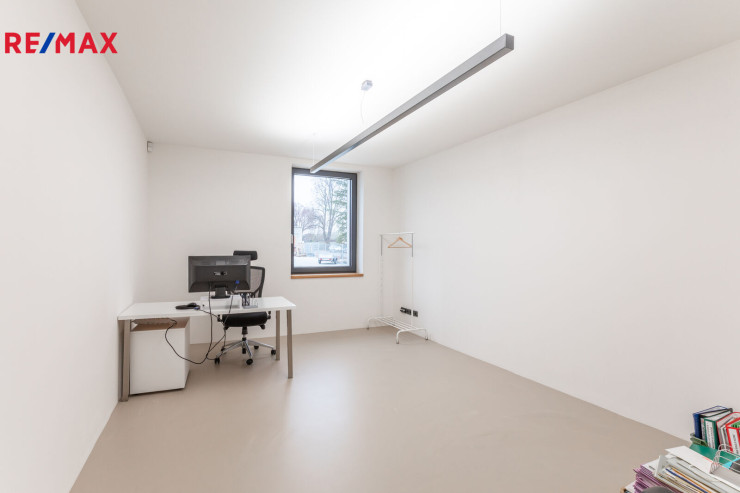 Pronájem kanceláře 24 m², Milovice